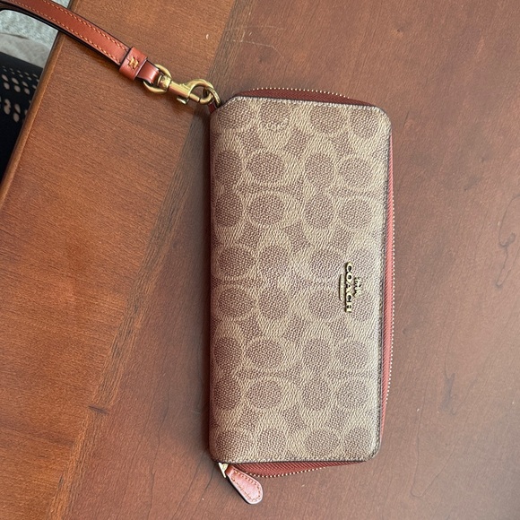 Coach Tan and Carmel Zip-Around Wallet. Essential continental coach wallet. - Picture 1 of 3